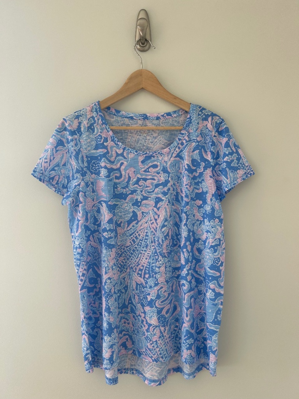 Lilly Pulitzer Etta Scoop Neck Tee Top in Boca Blue Sea What I See Sz L - EUC